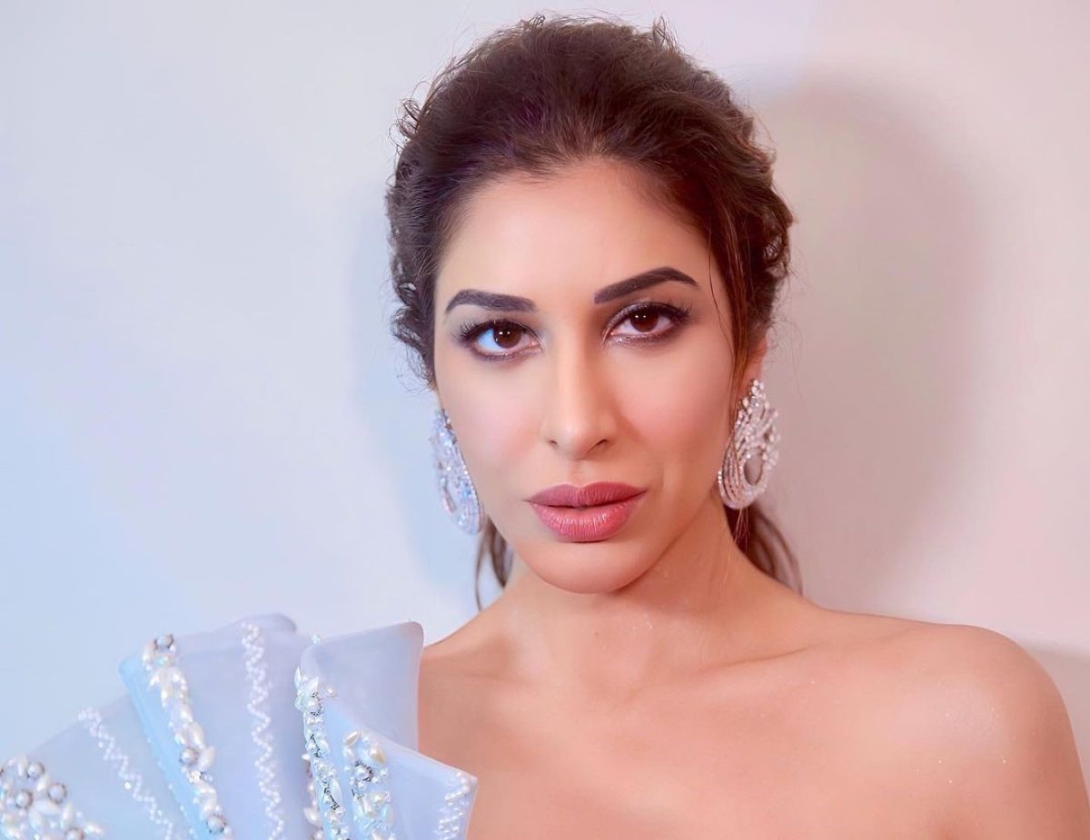 Sophie Choudry flaunts heavy cleavage in a white off-shoulder gown, fans go  crazy after seeing the pictures - informalnewz