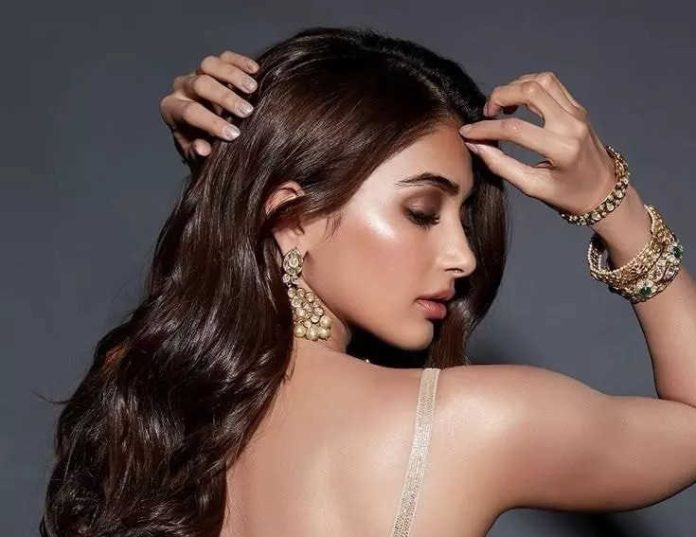 South actress Pooja Hegde wreaked havoc wearing a body fit outfit, fans lost their senses after seeing the hotness