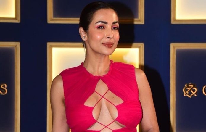 Actress Malaika Arora went topless at the age of 50, seeing strange clothes, users said - Urfi is infamous like this