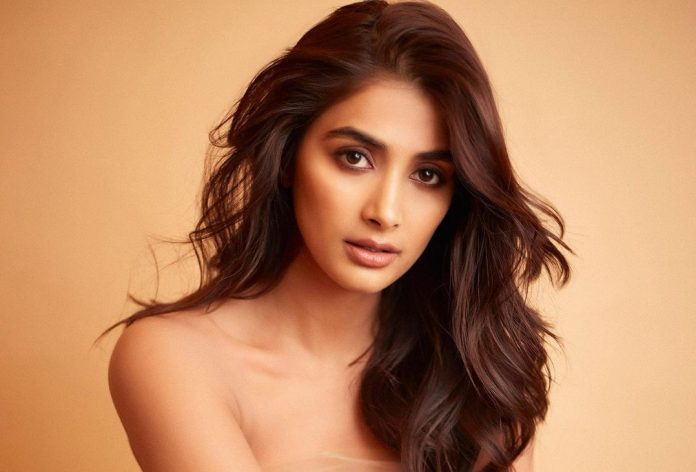 Pooja Hegde added bo*ldness in black saree, increased internet's mercury, see s*xy pictures