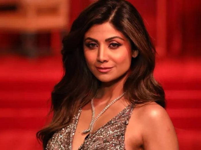 Shilpa Shetty's new look created ruckus in the hearts of the fans, it is difficult to remove eyes from her slim waist!