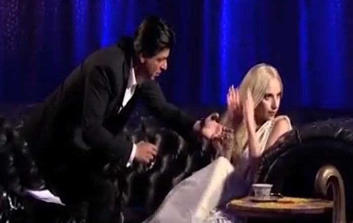 Shahrukh Khan forcibly gifted the watch to Lady Gaga, users called King Khan's act wrong, watch video