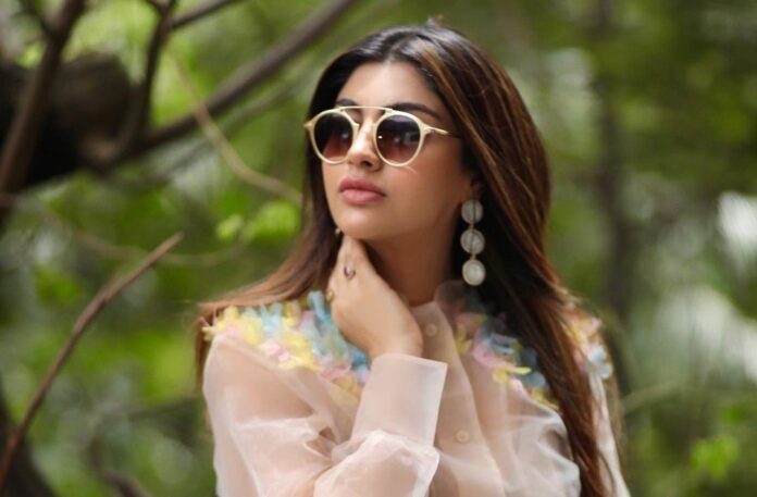 Akanksha Puri wore a transparent crop shrug for the photoshoot; Eyes fixed on stylish look