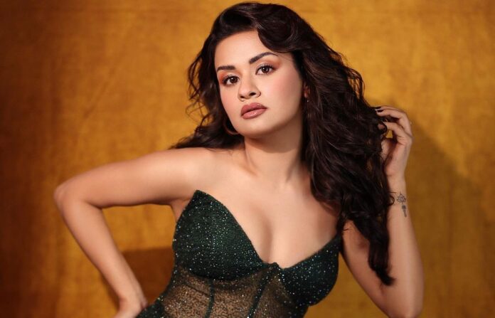 Avneet Kaur wore front open dress without bra, people trolled her after seeing her bold style