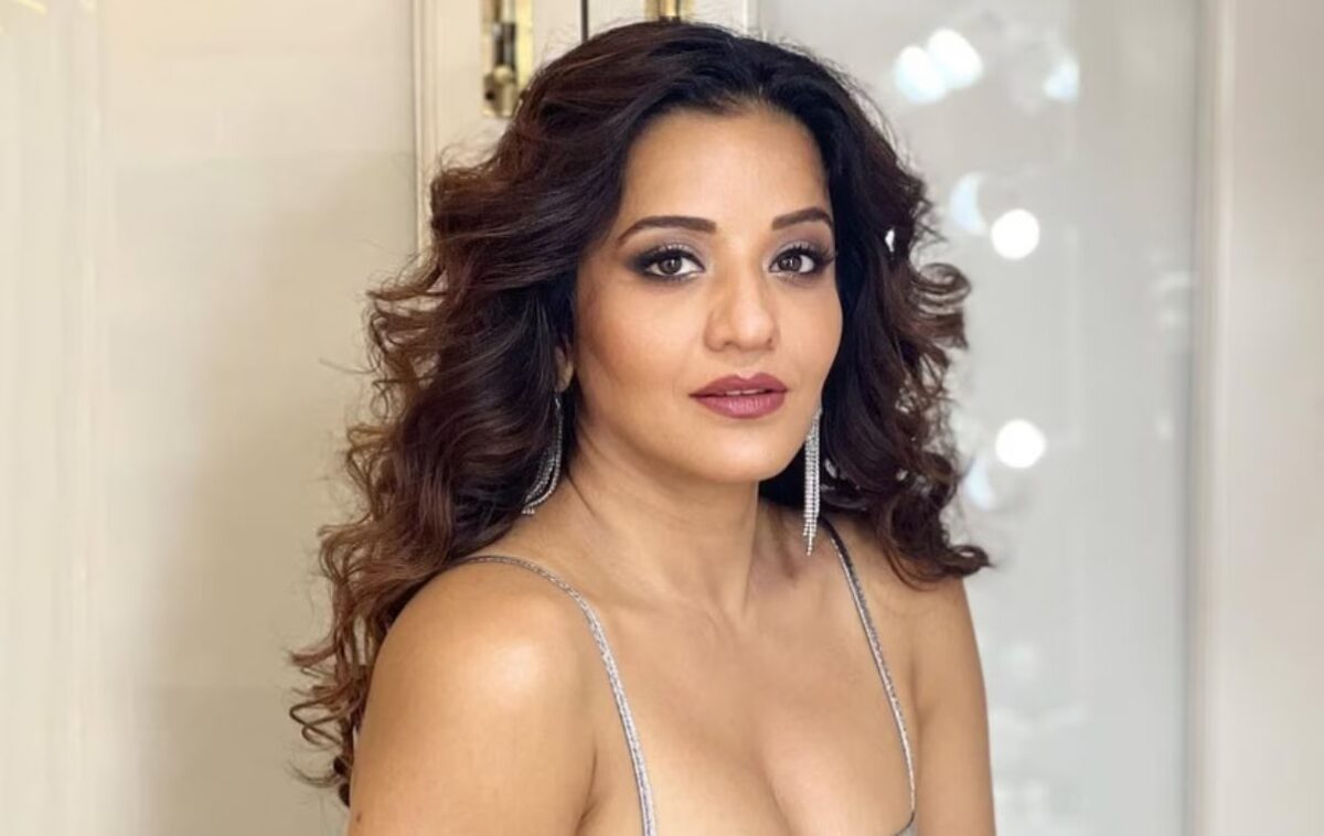 Bhojpuri Actress Monalisa stuns in sequinned saree and deep neck