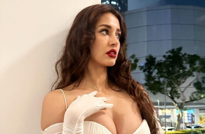 Disha Patani came in front of the camera wearing bralette blouse with saree, raised the temperature of people