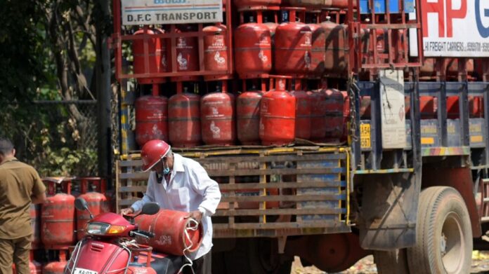 Free LPG Cylinders: Government is giving free LPG gas cylinders to these people