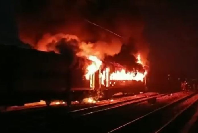 VIDEO: Fire breaks out in special train coming from Delhi to Bihar, passengers saved their lives by jumping