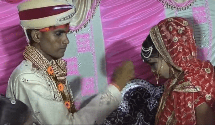 Bride Groom Fight Video Mahabharata broke out between bride and groom during varmala, boy slapped many people