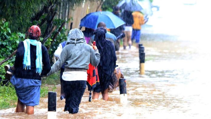 IMD Alert 800 train passengers stranded in this state due to heavy rains, schools and banks closed