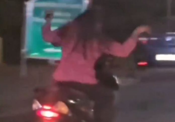 Video of girl driving scooter leaving handle gone viral, you will laugh after watching it