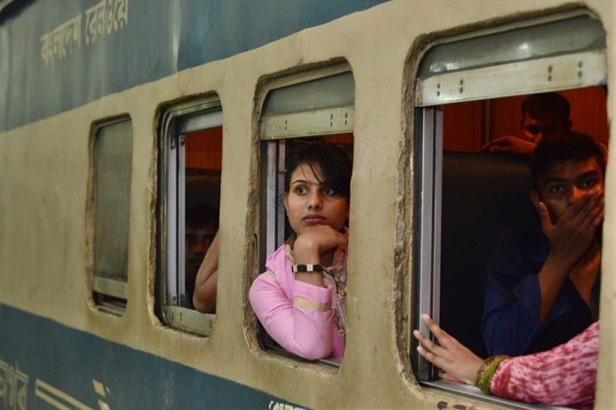 Railway Passenger: Good News! Girls traveling alone in trains get this discount from Railways, check before travelling.