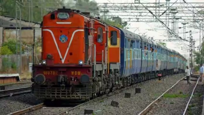 Railway Route Stop: Due to heavy rains, train operations on this route have stopped, railway passengers are troubled