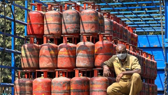 Free LPG Cylinders: 3 Gas Cylinders will be available free every year in this state, government announced