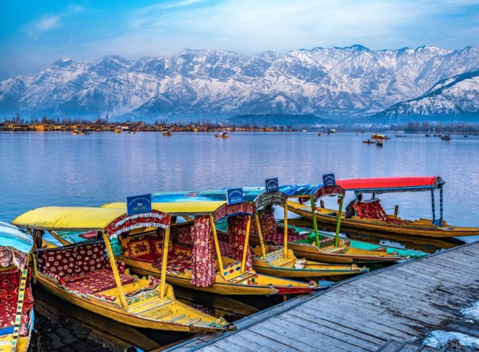 Kashmir Ticket Price Hike: Travelling to Kashmir by flight has become expensive, now you will have to pay this much for the ticket