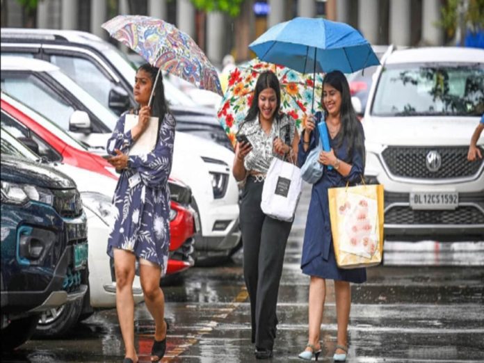 Delhi Weather: Temperatures dropped by 4°C due to cloud cover, what is IMD's forecast on rain in Delhi now