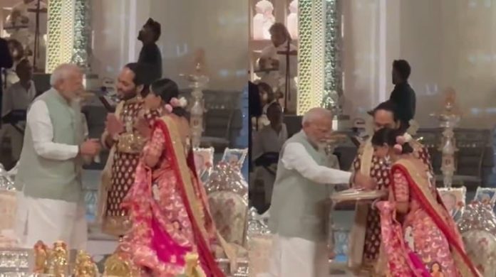 Anant Radhika Wedding: PM Modi arrived to bless Anant and Radhika, the newlywed couple touched his feet