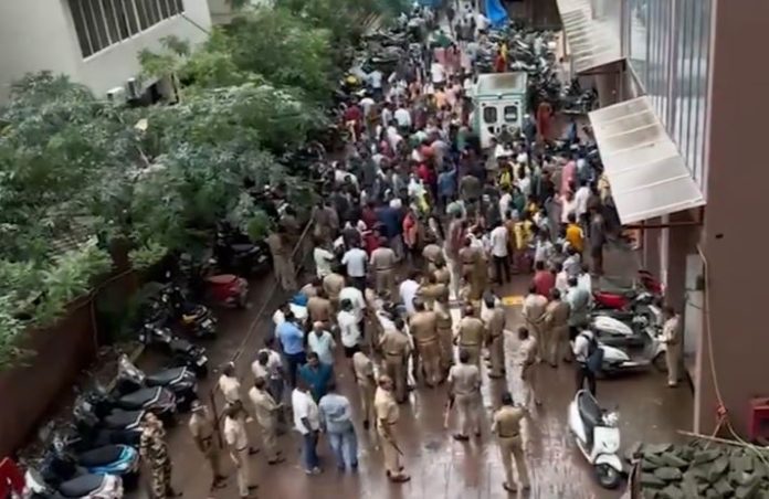 Video 6 workers working in a building in Malad fell from the 20th floor, three died - Watch