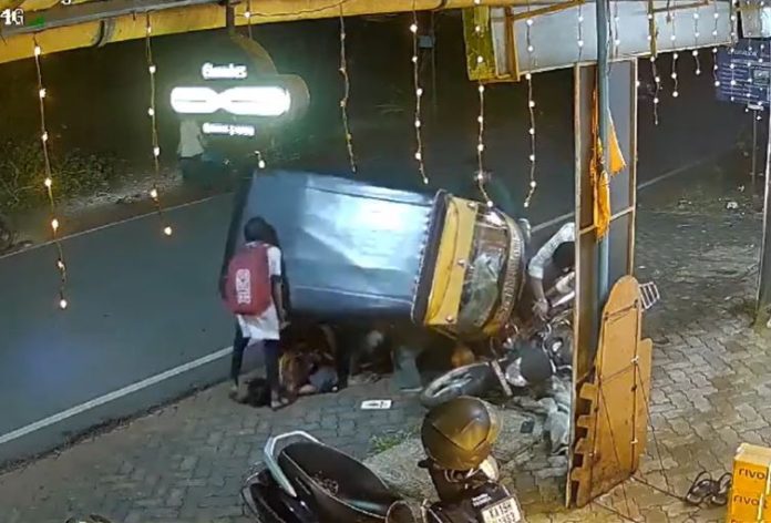 Viral Video: Mother and daughter trapped in an accident lifted the auto alone, people are praising them a lot