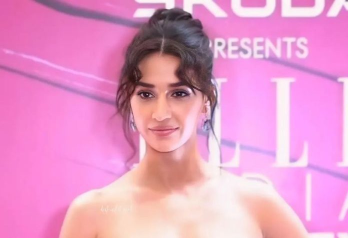 Disha Patani looked very bold in a Diwali party wearing a golden saree and a deep neck blouse, fans were mesmerized by her beauty