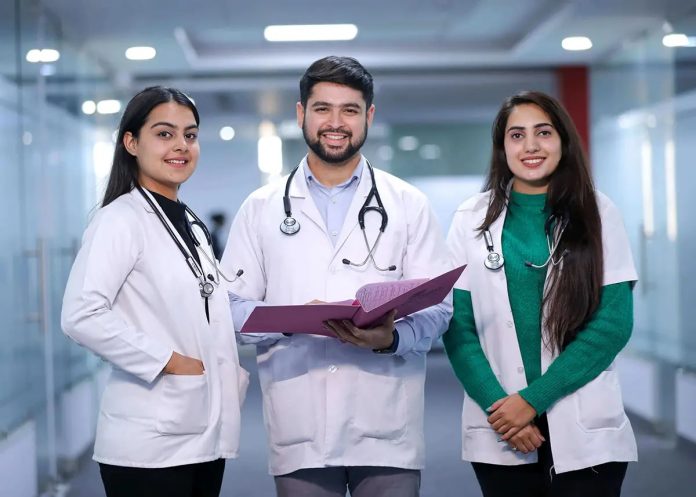 MBBS Fee Hike: MBBS fees increased by up to four lakhs in private medical colleges, more money will have to be paid for hostel as well