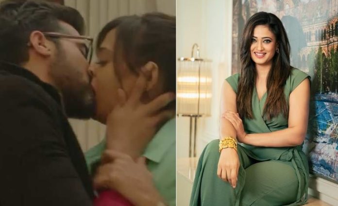 Shweta Tiwari kissed actor 5 years younger to her, daughter Palak's reaction was like this after watching the video