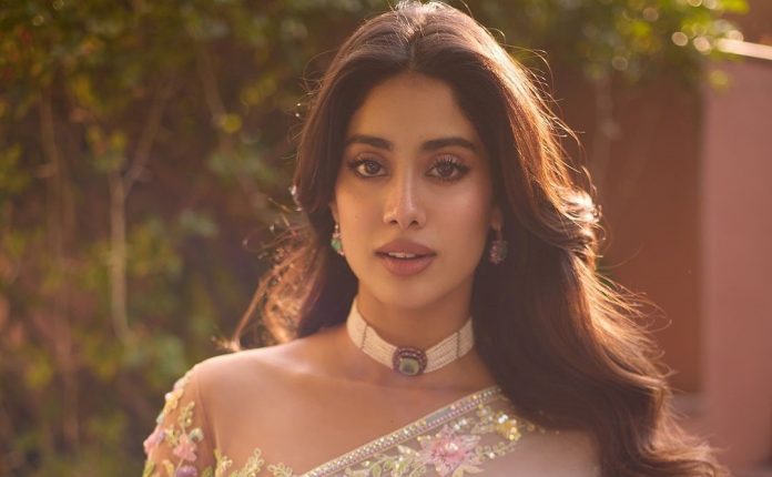 Janhvi Kapoor shared such pictures in pink transparent blouse that it was difficult to take eyes off her