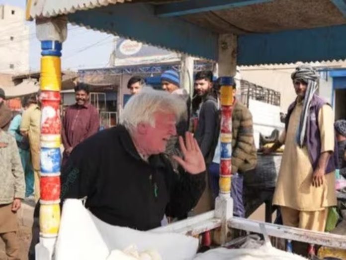 Pakistani 'Donald Trump' selling kheer on the street, singing Punjabi songs; watch VIDEO