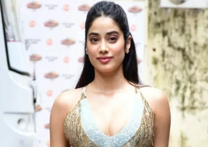 Jhanvi Kapoor won the hearts of fans in denim jeans with white shirt, airport look is going viral