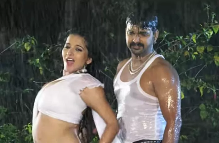 Monalisa crossed all limits with Pawan Singh in rain, watch video