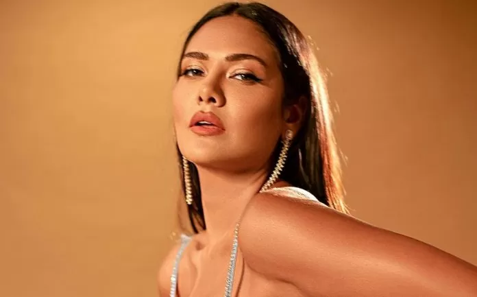 Esha Gupta opened her coat buttons in front of the camera without wearing a bra, then bowed down and gave such a pose