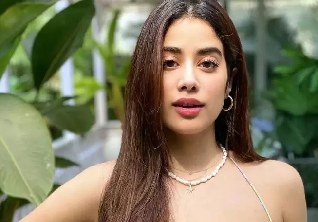 Jhanvi Kapoor was seen escaping from the camera late at night, wearing such a dress became a victim of Oops Moment as soon as it was lighted