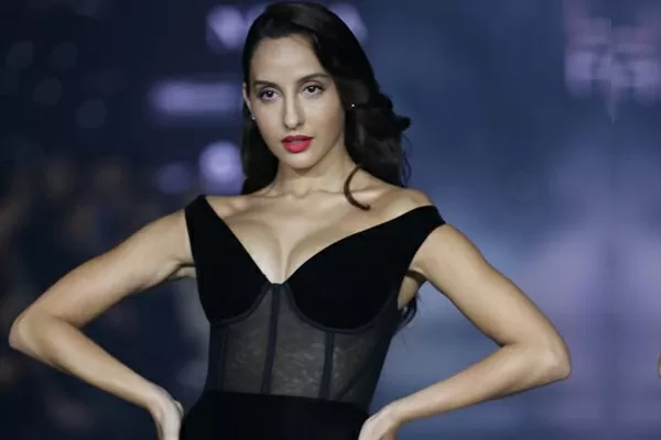 Nora Fatehi was dancing in the park, when the gust of wind made the work bad!