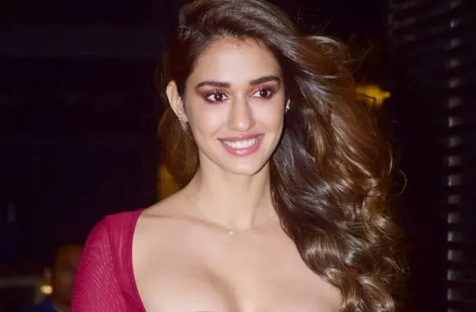 Disha Patani showed her s*xy figure wearing a deep-neck tight fitting dress, created a stir on the internet after seeing the pictures