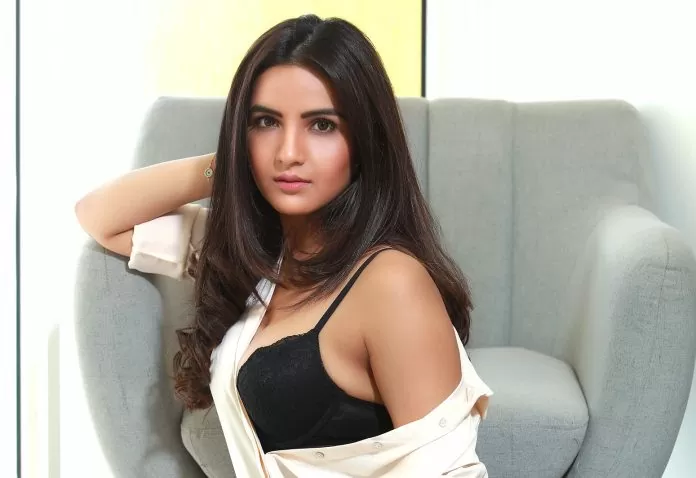 Jasmin Bhasin injured fans with desi style, wore deep neck blouse with lehenga