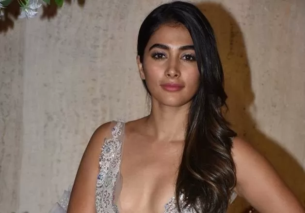 Actress Pooja Hegde was seen flaunting the cleavage look wearing a bright dress, people said - marrying Salman ..