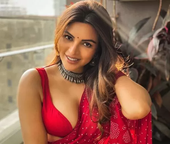 Shama Sikander slipped the pallu of the saree for the photoshoot, at the age of 41, the bo*ld figure attracted attention