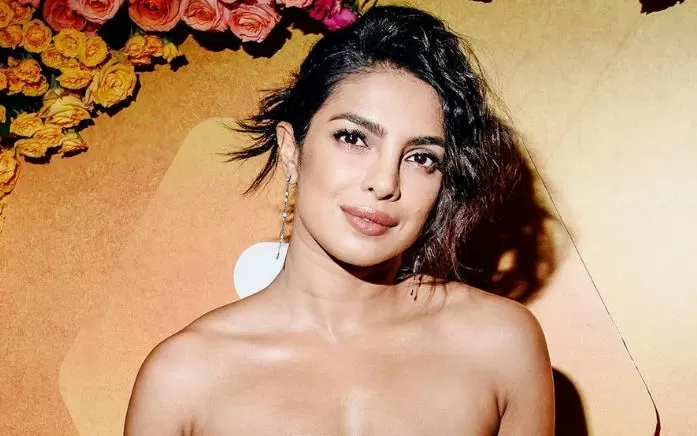 Priyanka Chopra went to the award function wearing a bo*ld dress without bra, became a victim of Oops Moment