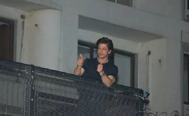 Badshah's birthday celebration, thousands of fans reached outside Mannat at midnight, Shahrukh said - thank you