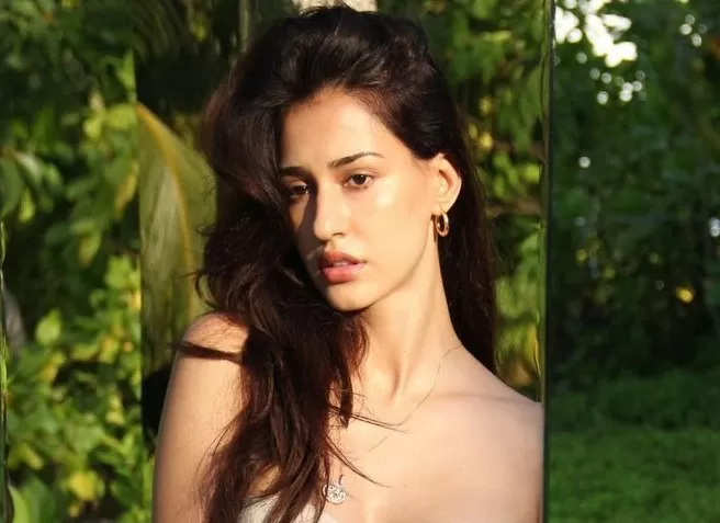 Disha Patani gave such poses in a very deep neck dress, crossed all limits of bo*ldness.