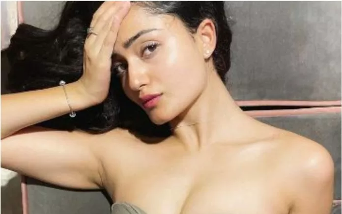 Tridha Chaudhary kept having fun in the middle of the fields in a moving car wearing a fully open dress from behind, people said - 'Mangal in the jungle' - watch