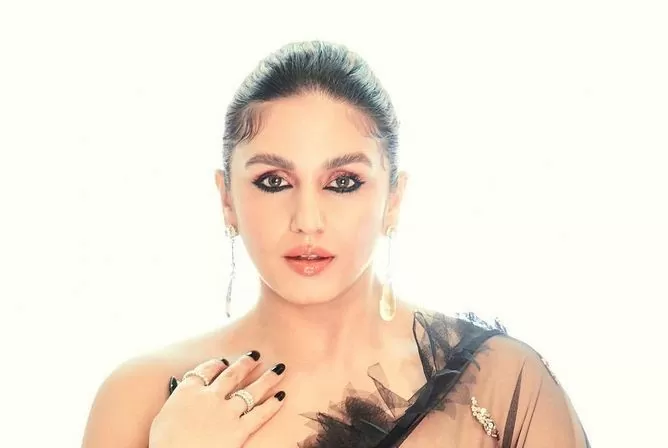 Huma Qureshi did such a photoshoot wearing a transparent saree with bralette, eyes fixed on the pictures