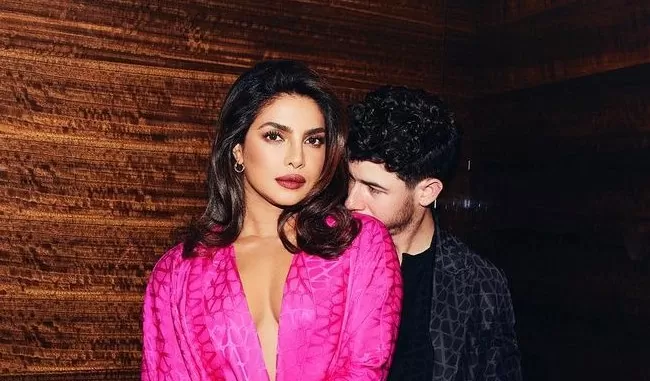 Actress Priyanka Chopra became romantic in the lift with husband 10 years younger, bold poses in the balcony