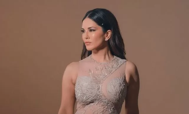 Sunny Leone flaunts her bo*ld figure in a transparent dress, fans go crazy after seeing the pictures