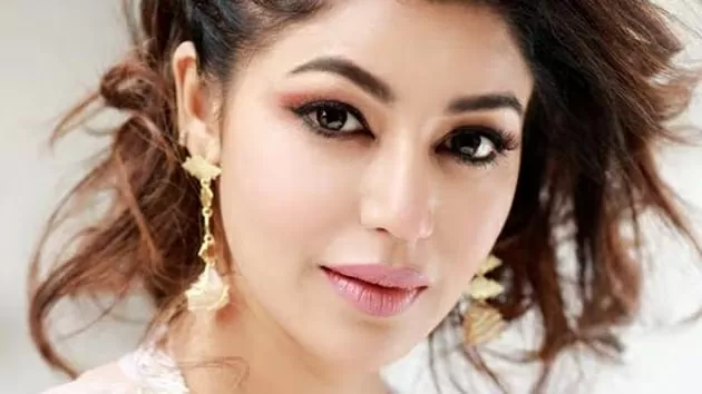 Viral Photo: Seeing the deep neck line, the fans got upset, Debina Banerjee's class, said - ham aapako seeta maan...