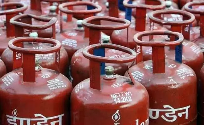 LPG Cylinder Price: Good news for LPG customers, subsidy of ₹ 300 will be available on 12 cylinders, know how