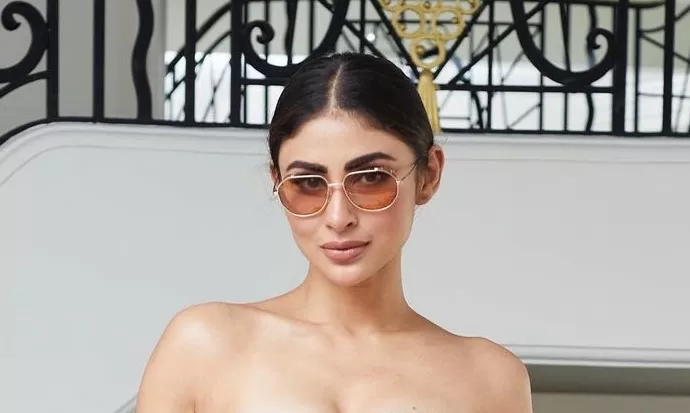 Mouni Roy reached Cannes wearing a very short blouse; Showing boldness made people intoxicated