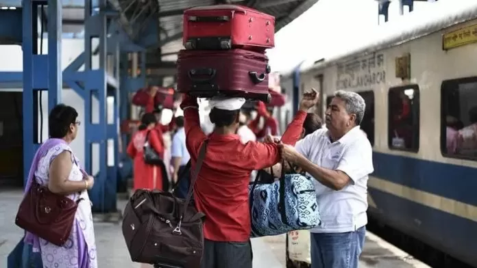 Railway Luggage Rules: You can carry only this much luggage while traveling in the train, otherwise...know the rules.