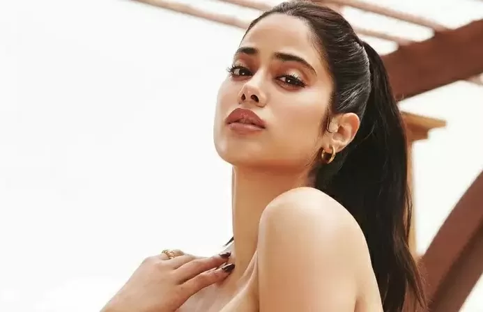 Janhvi Kapoor did a bold photoshoot wearing a sleeveless top, people who saw her hot look were stunned