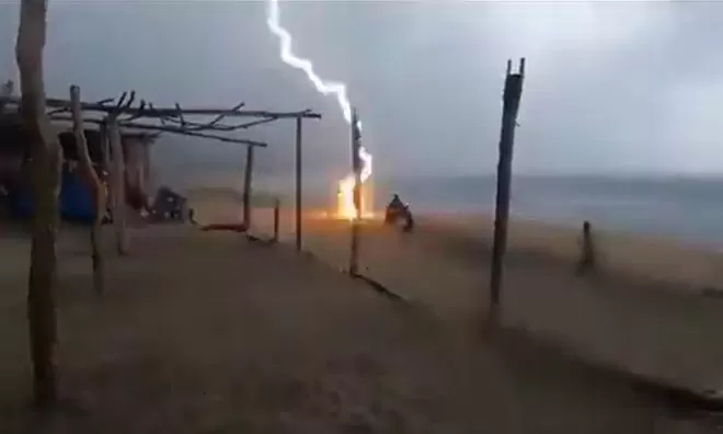 People walking on the beach were struck by lightning, didn't even get time to recover - watch video